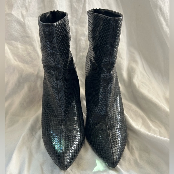 BOOHOO BOOTIES | SNAKESKIN PRINT | 4” BLOCK HEEL | BLUE / BLACK | SIZE 8 - Picture 2 of 7